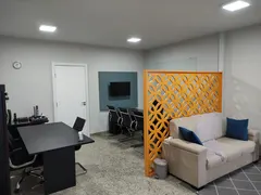 Sala de atendimento do NDC com mesa, sofá e divisória vazada